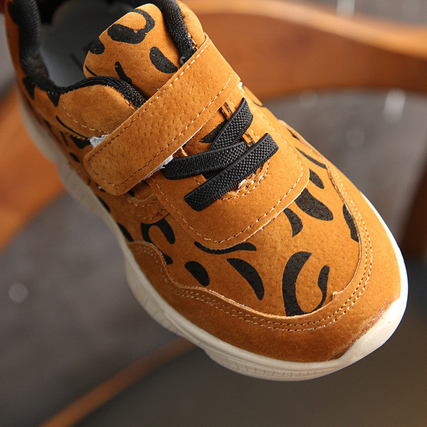 Aktuális gyerek tornacipő leopárd mintával barna és rózsaszín színben