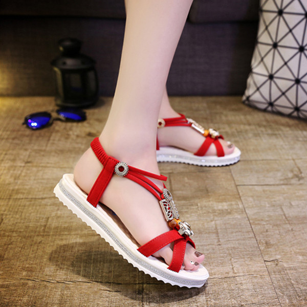 Alkalmi női szandál lapos talppal, fém díszítéssel