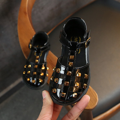 Modern gyerekszandál fém elemekkel fehér és fekete színben