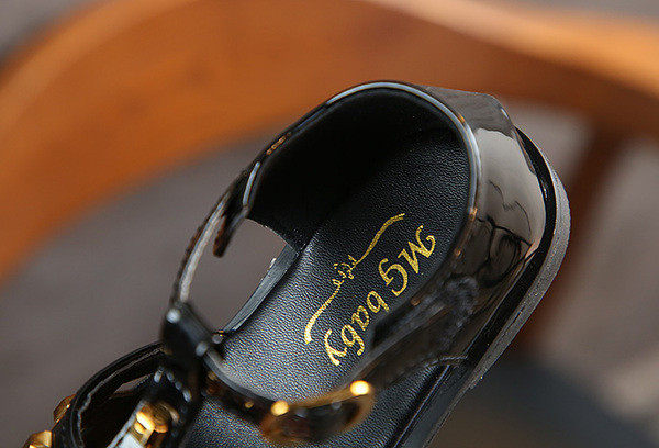 Modern gyerekszandál fém elemekkel fehér és fekete színben