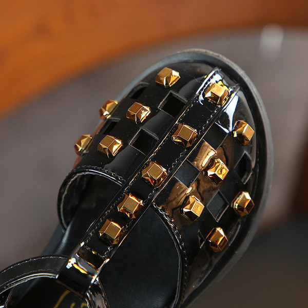 Modern gyerekszandál fém elemekkel fehér és fekete színben