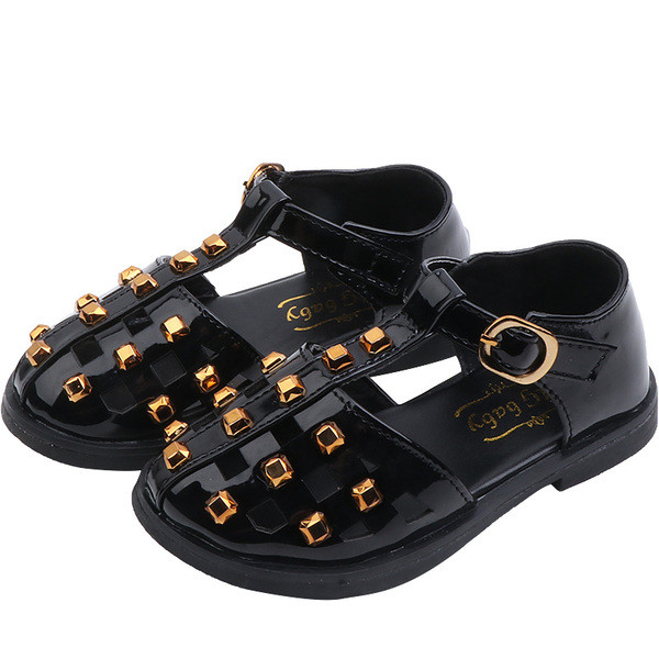 Modern gyerekszandál fém elemekkel fehér és fekete színben