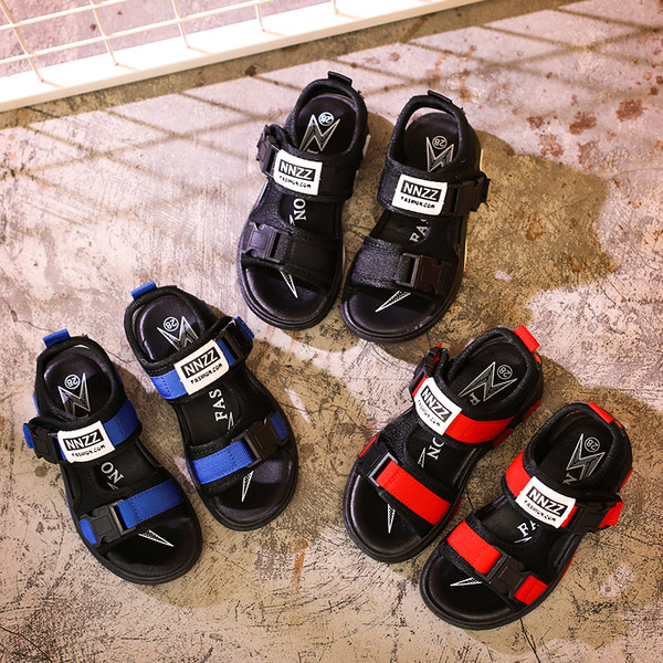 Alkalmi gyerekszandál fiúknak fekete kék és piros színben