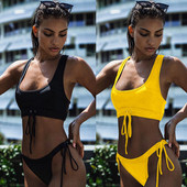 Modern kétrészes fürdőruha, fekete és sárga nyakkendővel