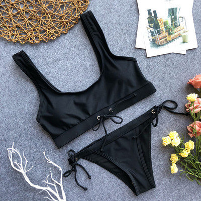 Modern kétrészes fürdőruha, fekete és sárga nyakkendővel