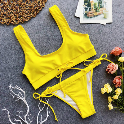 Modern kétrészes fürdőruha, fekete és sárga nyakkendővel