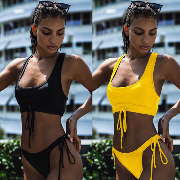 Modern kétrészes fürdőruha, fekete és sárga nyakkendővel