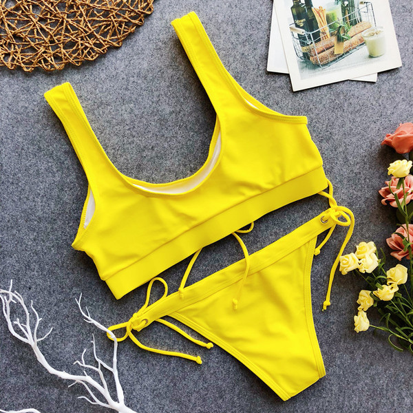 Modern kétrészes fürdőruha, fekete és sárga nyakkendővel