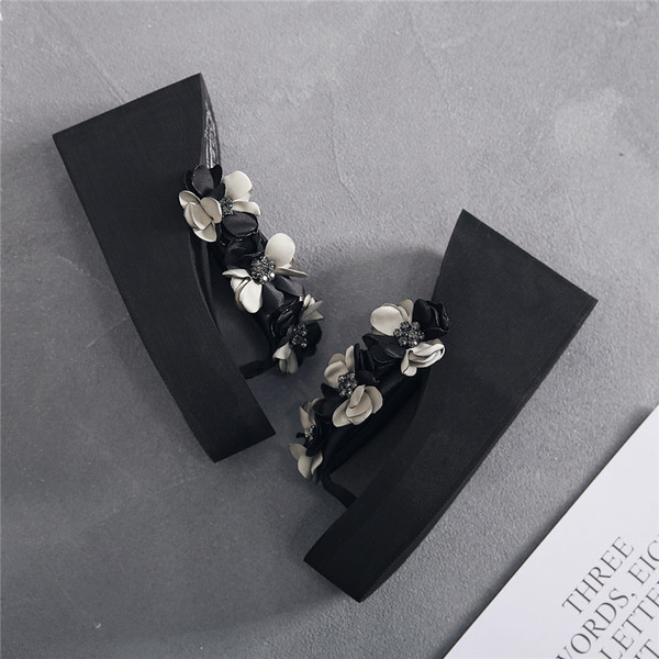 ÚJ női papucs virágokkal díszítve három színben