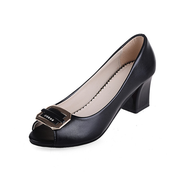 Γυναικεία παπούτσια με τακούνι και μεταλλικό στοιχείο