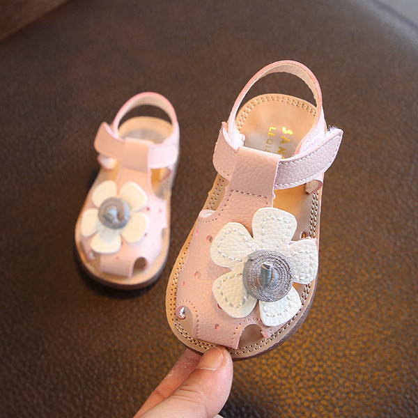 Sandale pentru copii actuale din piele ecologica in alb si roz