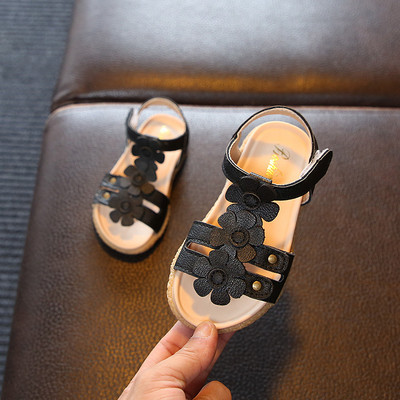 Modern gyerekszandál fekete virágos díszítéssel