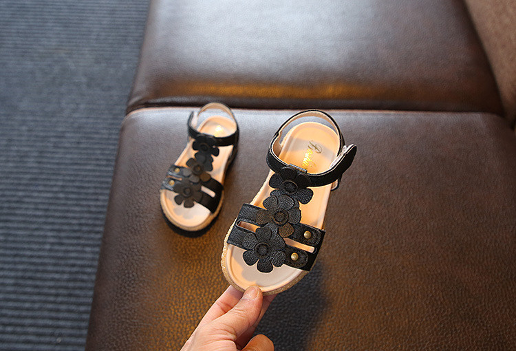 Modern gyerekszandál fekete virágos díszítéssel