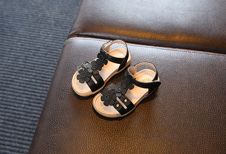 Modern gyerekszandál fekete virágos díszítéssel