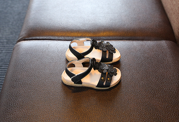 Modern gyerekszandál fekete virágos díszítéssel