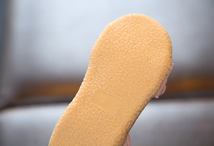 Modern gyerekszandál fekete virágos díszítéssel