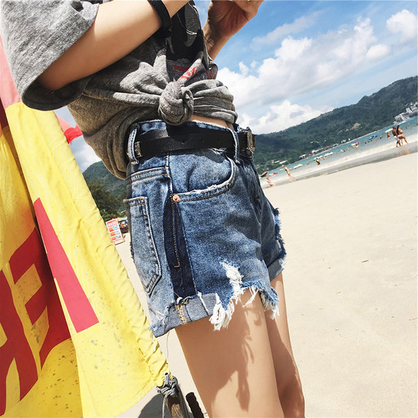 Aktuális női rövid farmer, szakadt motívumokkal