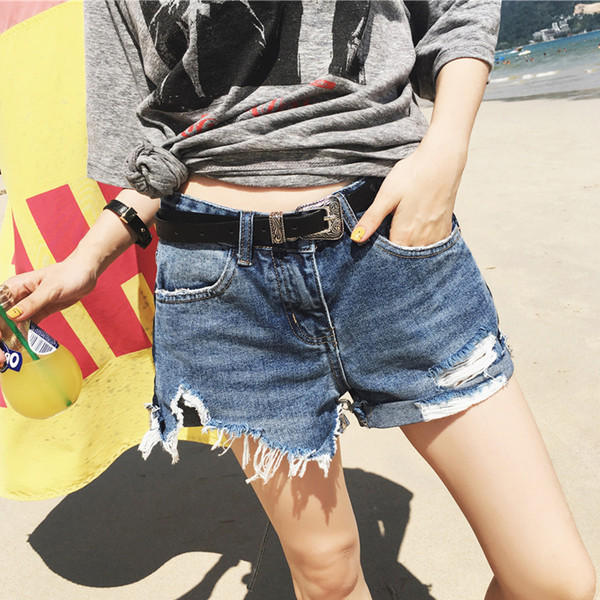 Aktuális női rövid farmer, szakadt motívumokkal