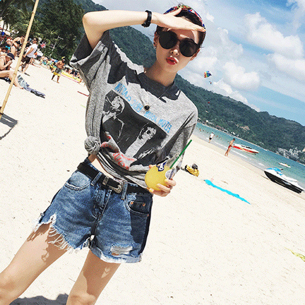 Aktuális női rövid farmer, szakadt motívumokkal