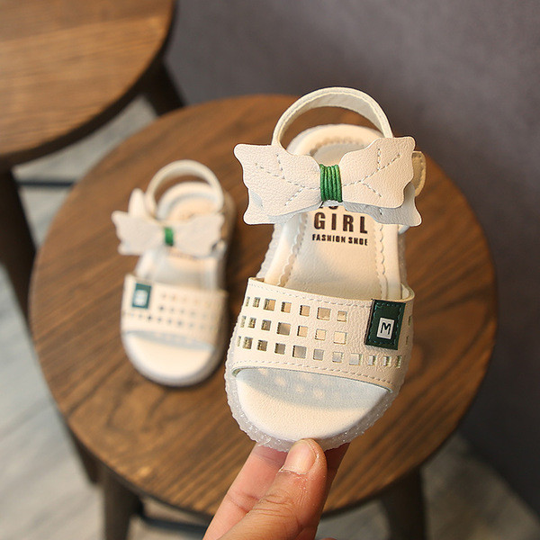 Alkalmi gyerekszandál lányoknak rózsaszín és fehér színben