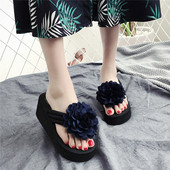 Női lábujj papucs virággal több színben