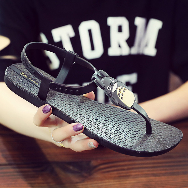 Női gumiszandál fekete színben, díszítéssel