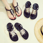 Hétköznapi női szandál kövekkel és gyöngyökkel