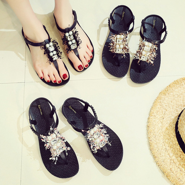 Hétköznapi női szandál kövekkel és gyöngyökkel
