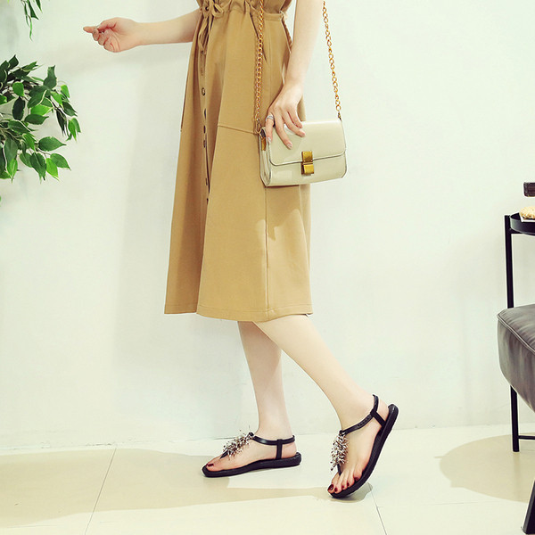 Hétköznapi női szandál kövekkel és gyöngyökkel