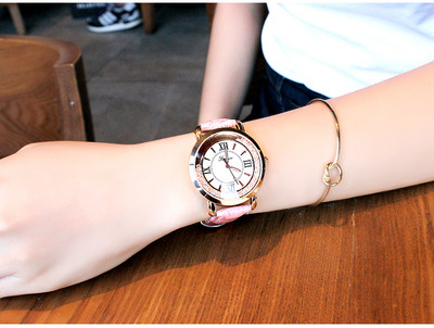 Modern női karóra műbőr szíjjal, többféle színben