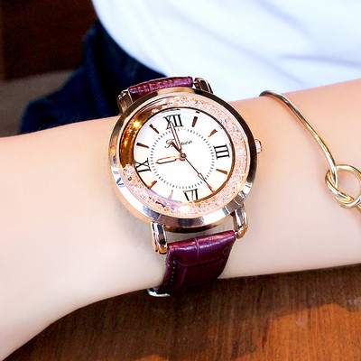 Modern női karóra műbőr szíjjal, többféle színben