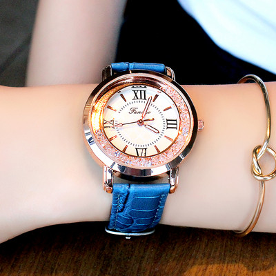 Modern női karóra műbőr szíjjal, többféle színben