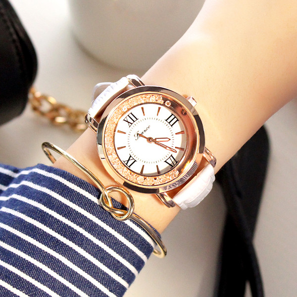 Modern női karóra műbőr szíjjal, többféle színben