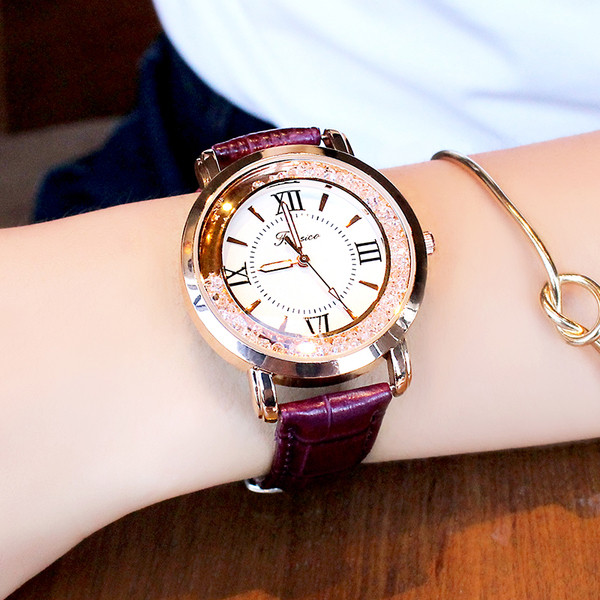 Modern női karóra műbőr szíjjal, többféle színben