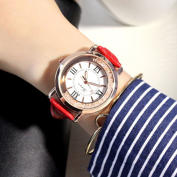 Modern női karóra műbőr szíjjal, többféle színben