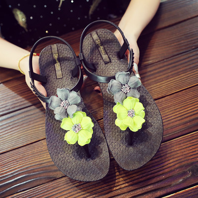 Alkalmi női szandál fekete színben virágokkal