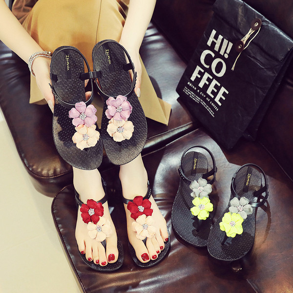 Alkalmi női szandál fekete színben virágokkal