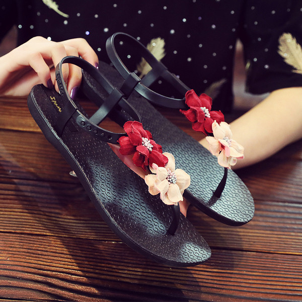 Alkalmi női szandál fekete színben virágokkal