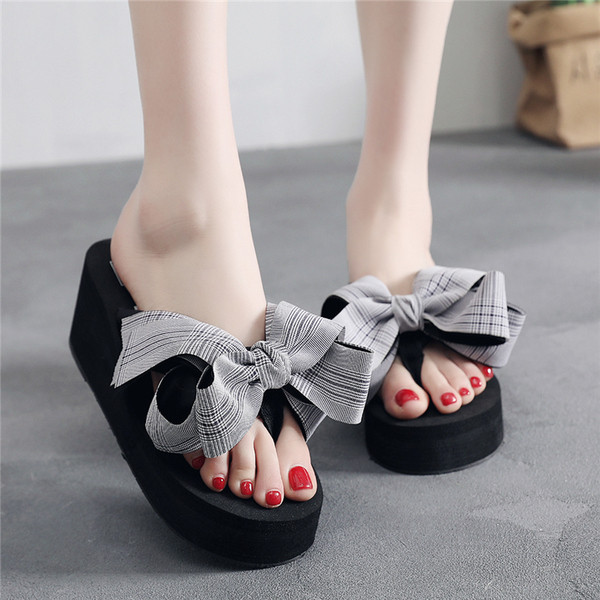 Női papucs 3D szalaggal, két színben