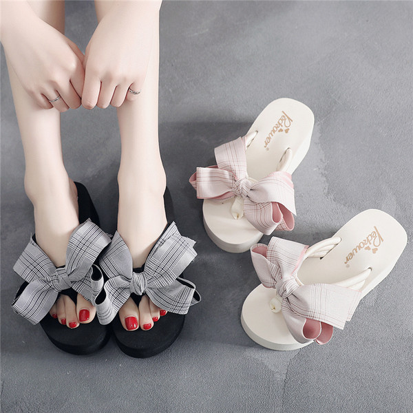 Női papucs 3D szalaggal, két színben