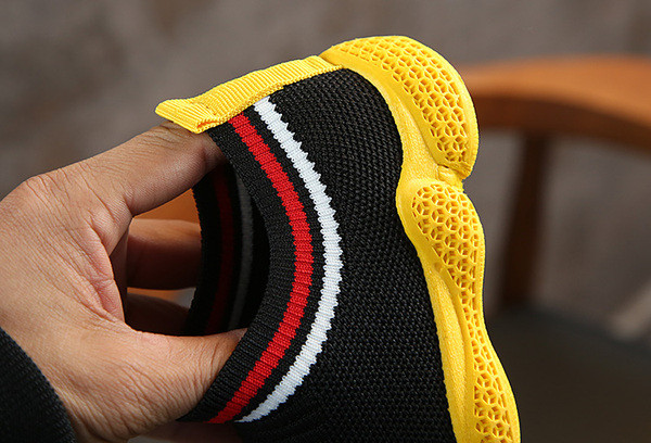 Kényelmes gyerekcipő fűző nélkül, több színben, alkalmas fiúknak és lányoknak