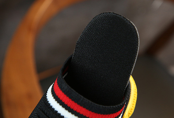 Kényelmes gyerekcipő fűző nélkül, több színben, alkalmas fiúknak és lányoknak