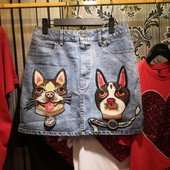 Modern női farmerszoknya színes emblémával, világos színben