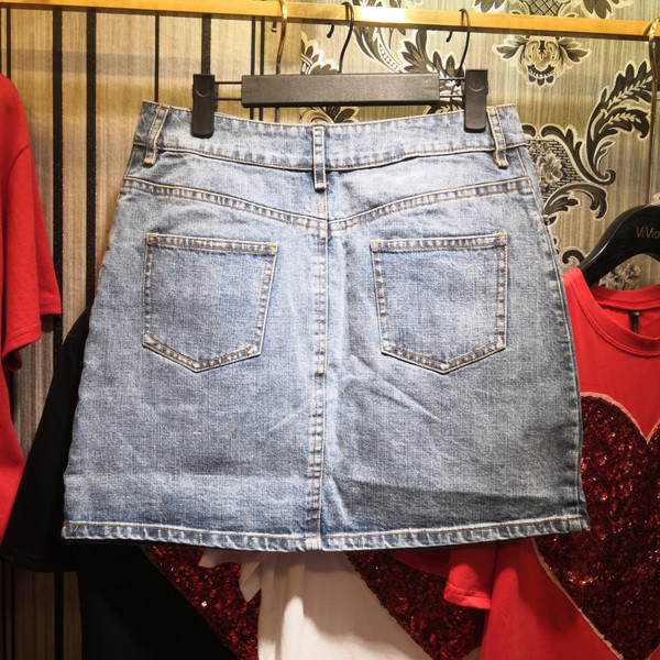 Modern női farmerszoknya színes emblémával, világos színben