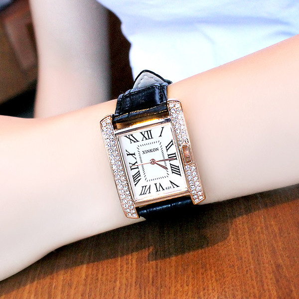 Modern női karóra kövekkel, négy színben