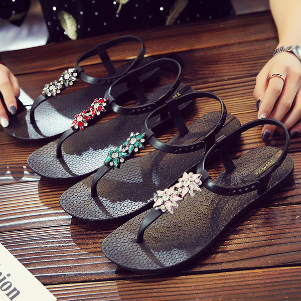 Új, hétköznapi női szandál színes kövekkel