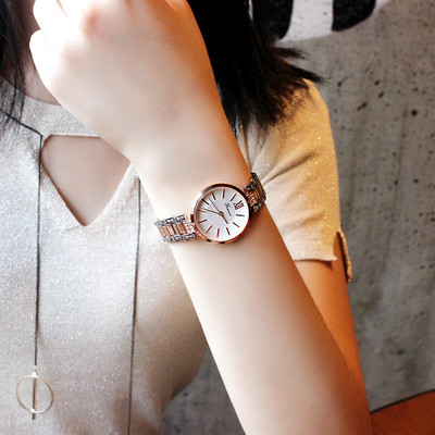 Modern női karóra fém szíjjal több színben