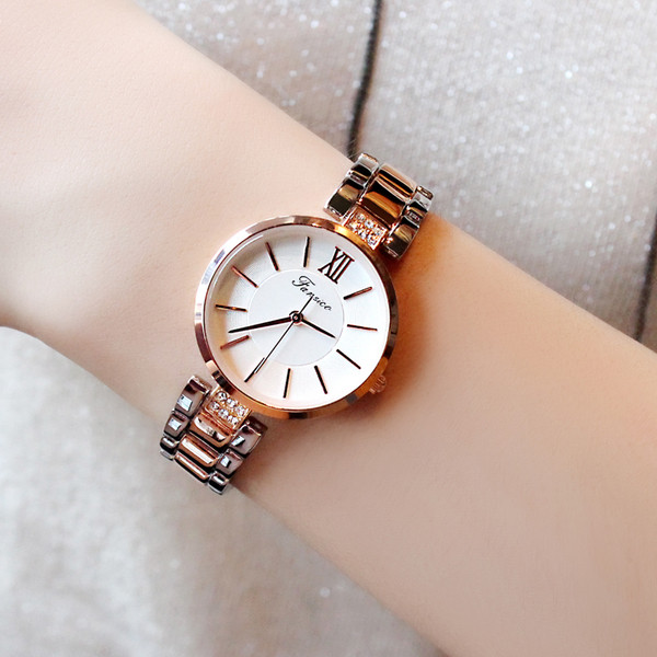 Modern női karóra fém szíjjal több színben