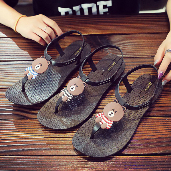 Női alkalmi szandál lapos talppal és színes rátéttel