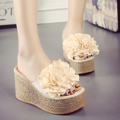 Papuci de damă moderni cu platformă